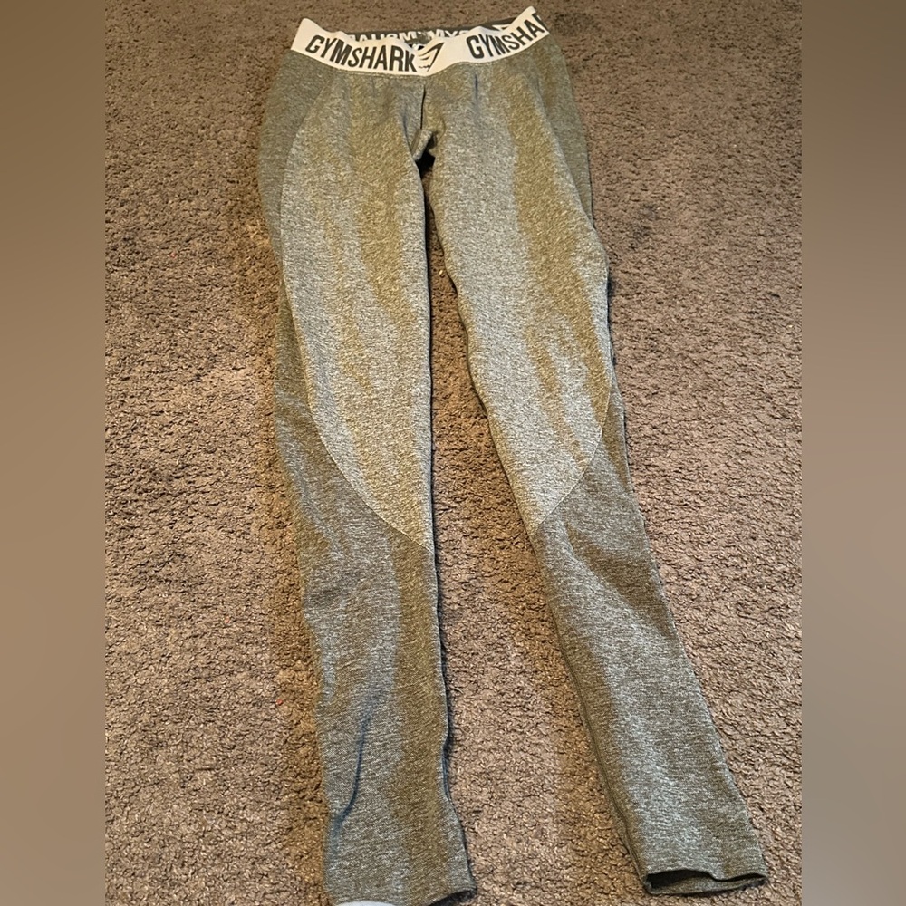 Gym shark leggings
